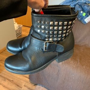 EUC STEVE MADDEN OUTLAWW BOOTS SIZE 8